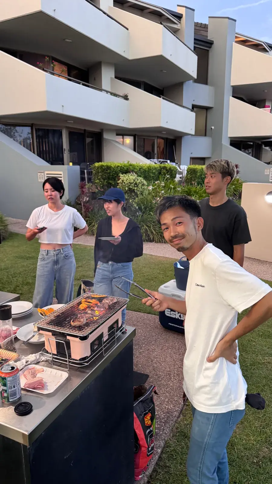 屋外でBBQを楽しむ仲間たち