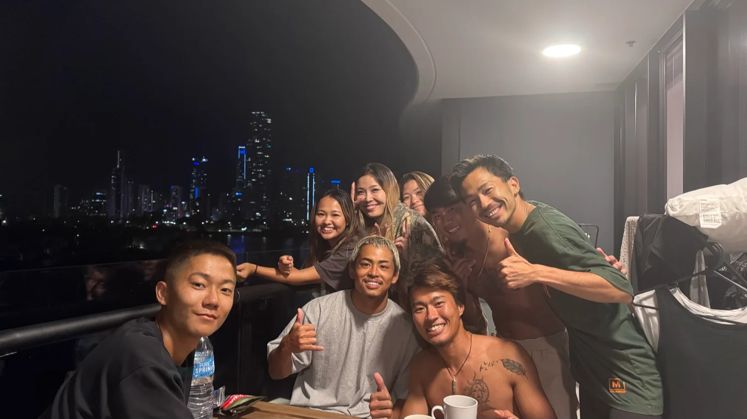 バルコニーで友人たちと集まった写真